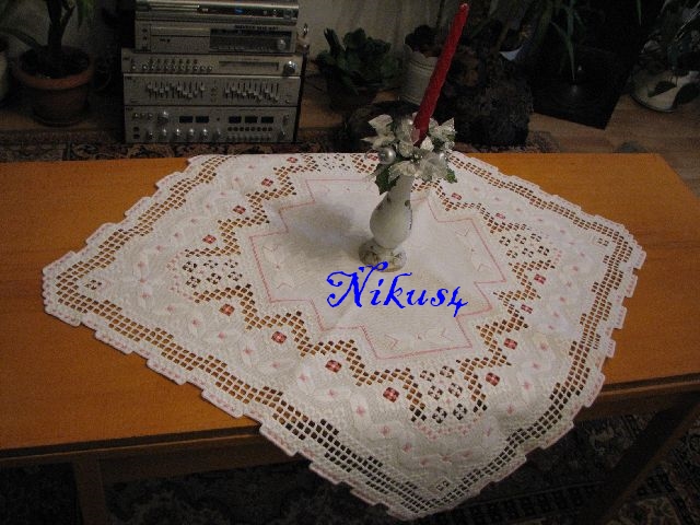 Bia�a z r�em serweta w kwadracie